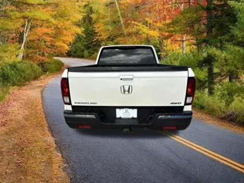 More photos of 2017 Honda Ridgeline RTL at Lia Honda Williamsville, NY