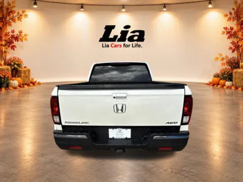 More photos of 2017 Honda Ridgeline RTL at Lia Honda Williamsville, NY