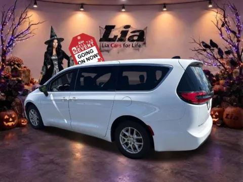 More photos of 2025 Chrysler Pacifica Select at Lia Hyundai of Enfield, CT