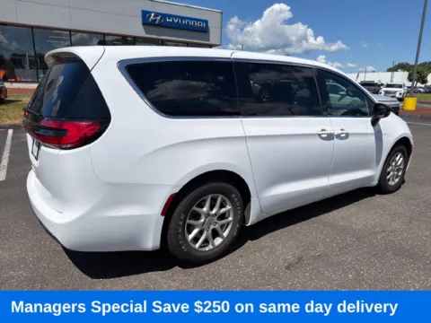 More photos of 2025 Chrysler Pacifica Select at Lia Hyundai of Enfield, CT