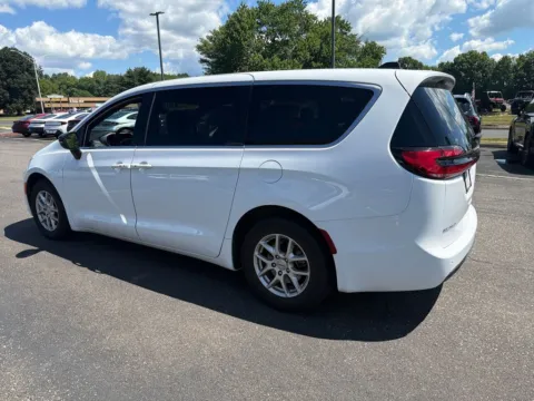 More photos of 2025 Chrysler Pacifica Select at Lia Hyundai of Enfield, CT
