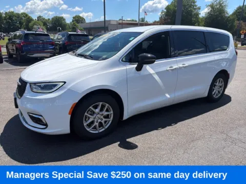 White 2025 Chrysler Pacifica Select for sale in Enfield, CT