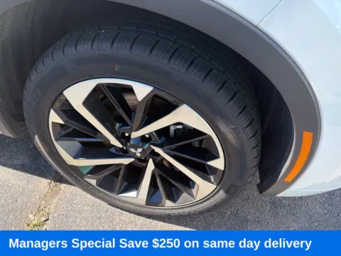 More photos of 2022 Mitsubishi Outlander SEL at Lia Hyundai of Enfield, CT