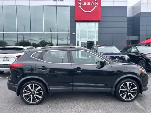 More photos of 2017 Nissan Rogue Sport SL at Lia Nissan of Colonie, NY
