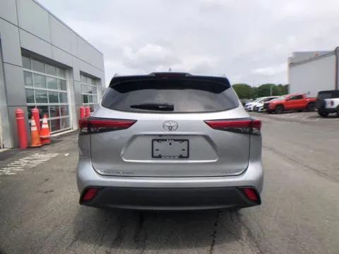 More photos of 2021 Toyota Highlander LE at Lia Toyota of Colonie, NY