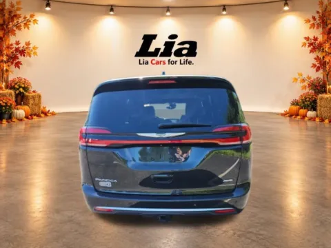 More photos of 2022 Chrysler Pacifica Pinnacle at Lia Toyota of Wilbraham, MA