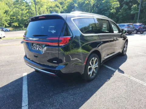 More photos of 2022 Chrysler Pacifica Pinnacle at Lia Toyota of Wilbraham, MA