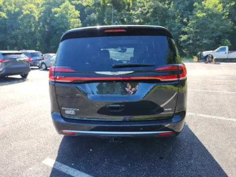 More photos of 2022 Chrysler Pacifica Pinnacle at Lia Toyota of Wilbraham, MA