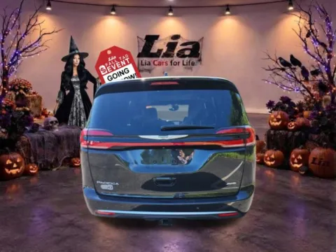 More photos of 2022 Chrysler Pacifica Pinnacle at Lia Toyota of Wilbraham, MA