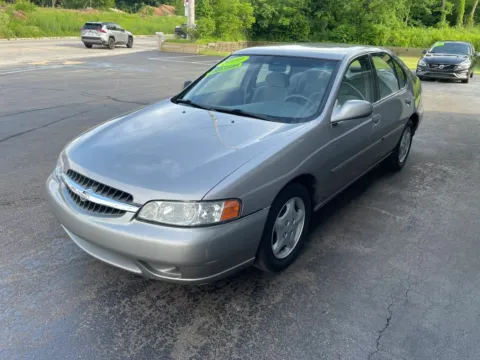 More photos of 2000 Nissan Altima GLE Sedan 4D at Valpo Car Co., IN