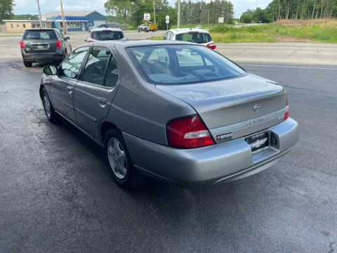 More photos of 2000 Nissan Altima GLE Sedan 4D at Valpo Car Co., IN