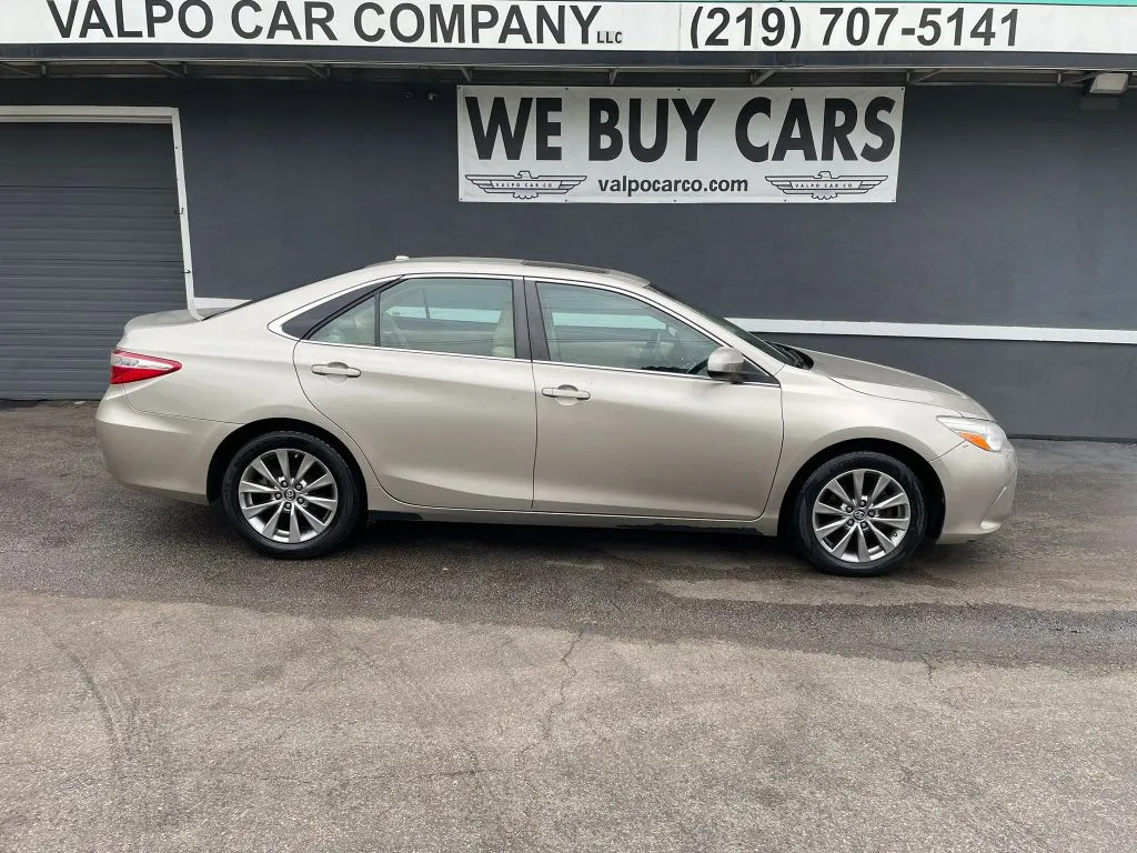 Silver 2016 Toyota Camry Hybrid XLE Sedan 4D for sale in Valparaiso, IN