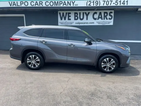 Gray 2021 Toyota Highlander XLE Sport Utility 4D for sale in Valparaiso, IN