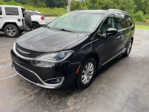 More photos of 2018 Chrysler Pacifica Touring L Minivan 4D at Valpo Car Co., IN