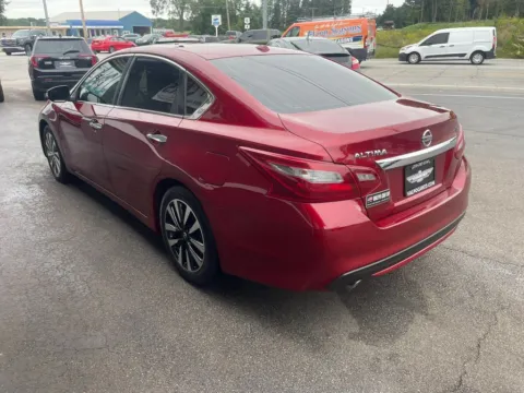 More photos of 2018 Nissan Altima 2.5 SL Sedan 4D at Valpo Car Co., IN