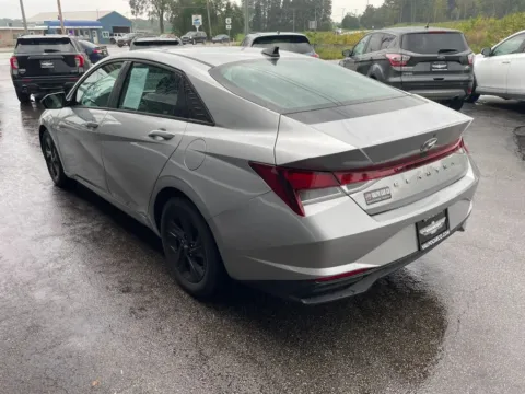 More photos of 2021 Hyundai Elantra SEL Sedan 4D at Valpo Car Co., IN