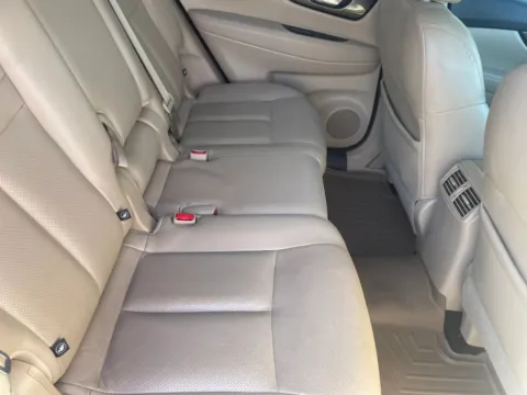 More photos of 2016 Nissan Rogue SL Sport Utility 4D at Valpo Car Co., IN