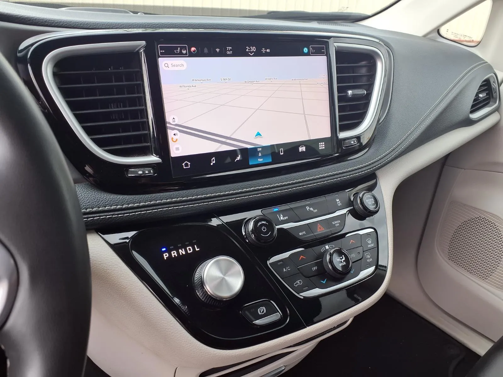 Chrysler Pacifica photo 10