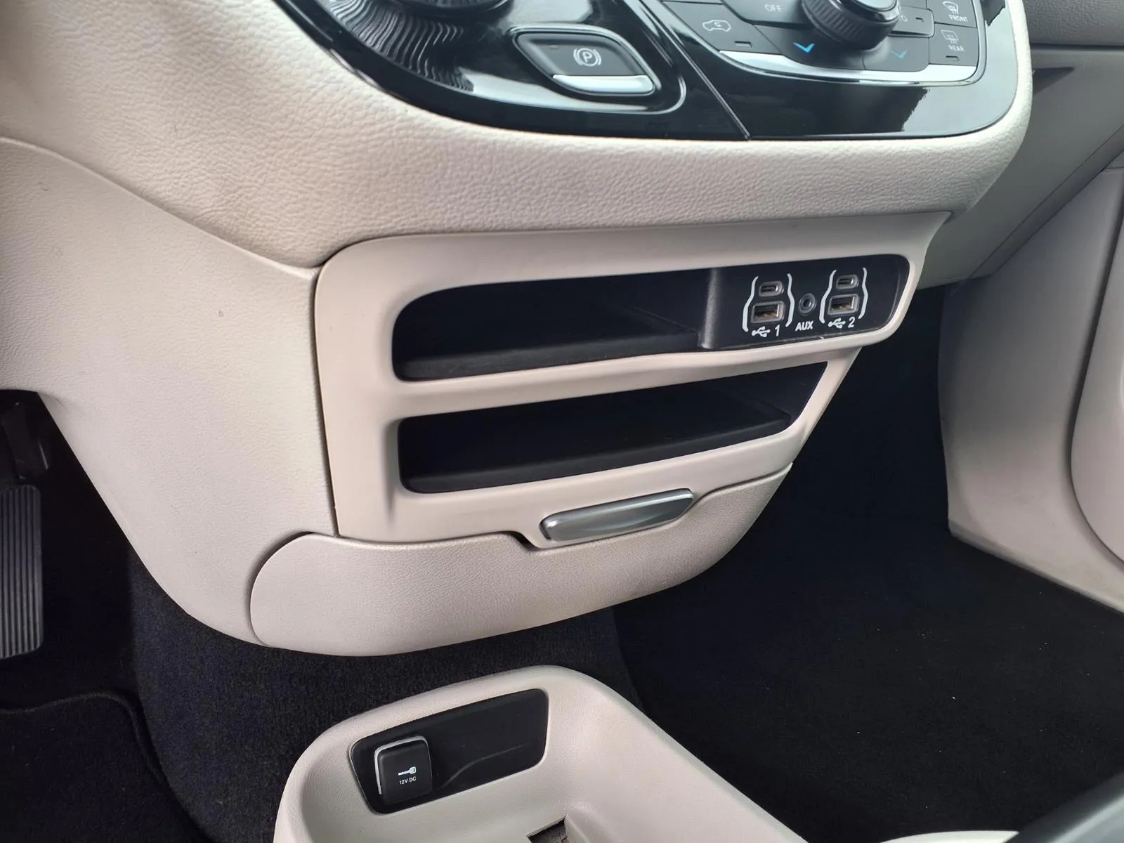 Chrysler Pacifica photo 11