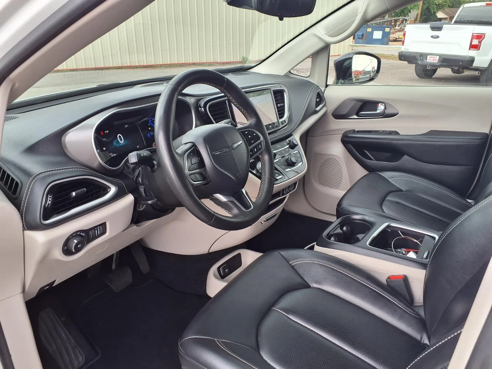 Chrysler Pacifica photo 12