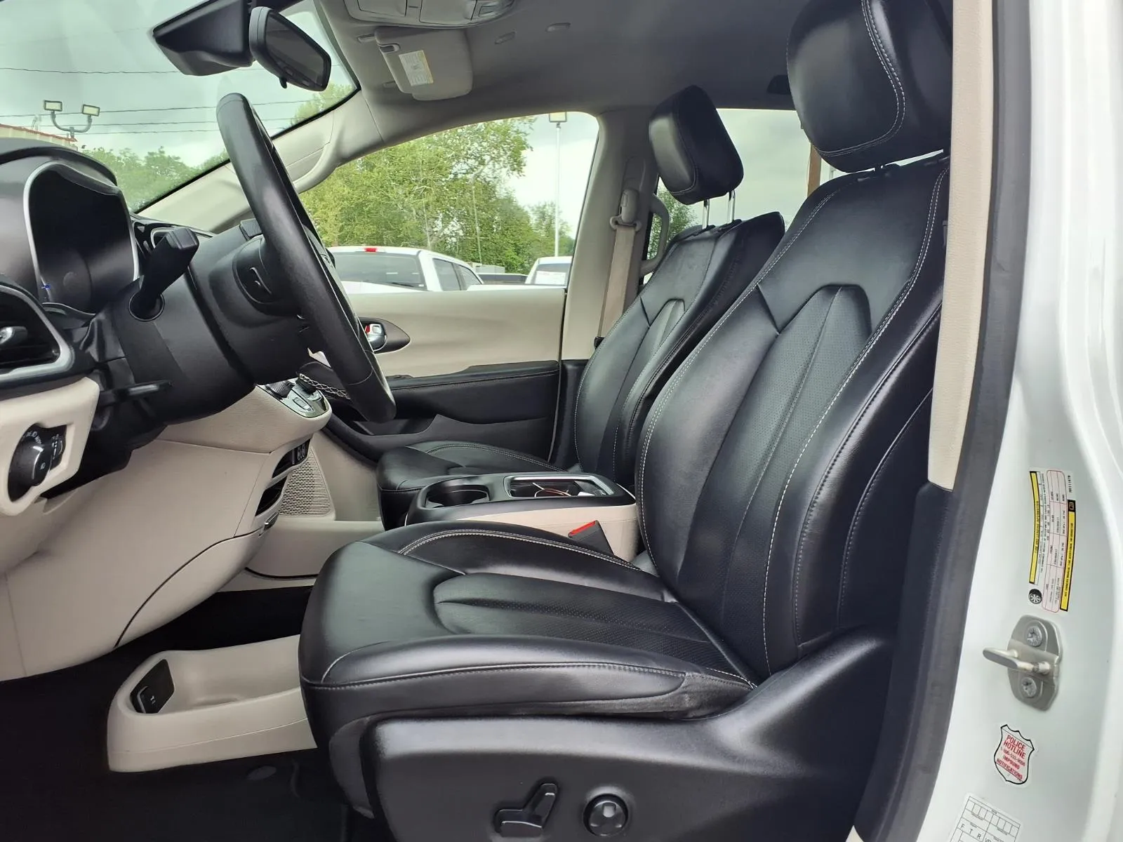 Chrysler Pacifica photo 13