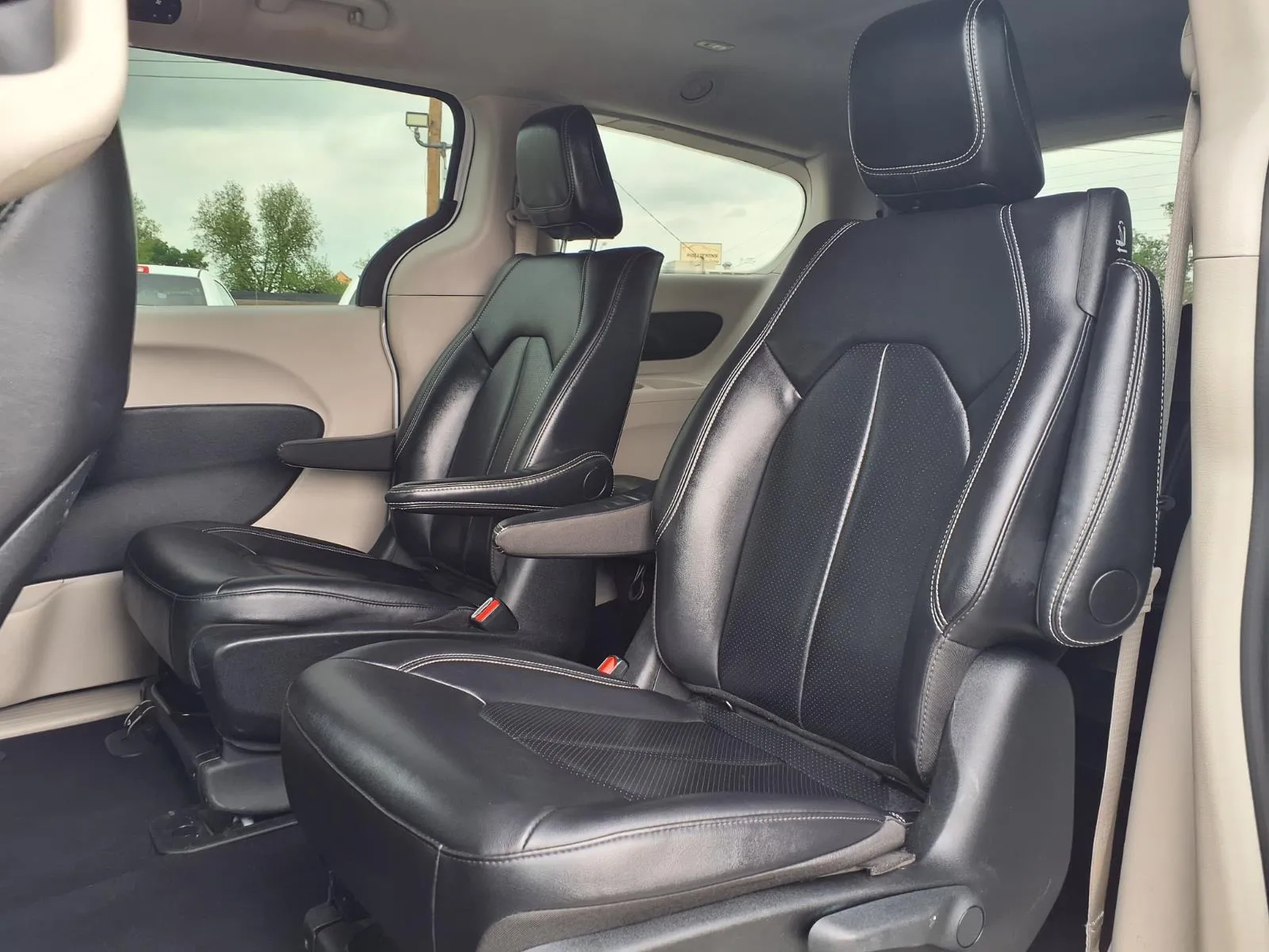 Chrysler Pacifica photo 14