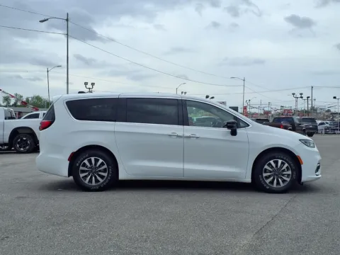 Photos of 2024 CHRYSLER PACIFICA HYBRID SELECT for sale in Chickasha, OK at Bryan's Car Corner Chickasha
