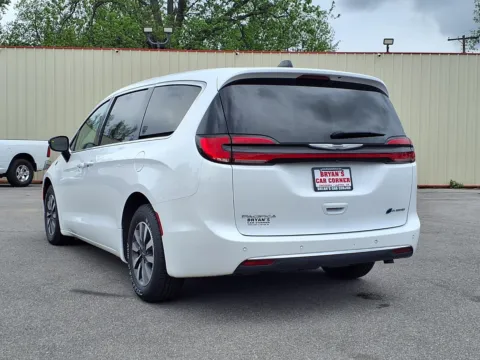 More photos of 2024 CHRYSLER PACIFICA HYBRID SELECT at Bryan's Car Corner Chickasha, OK
