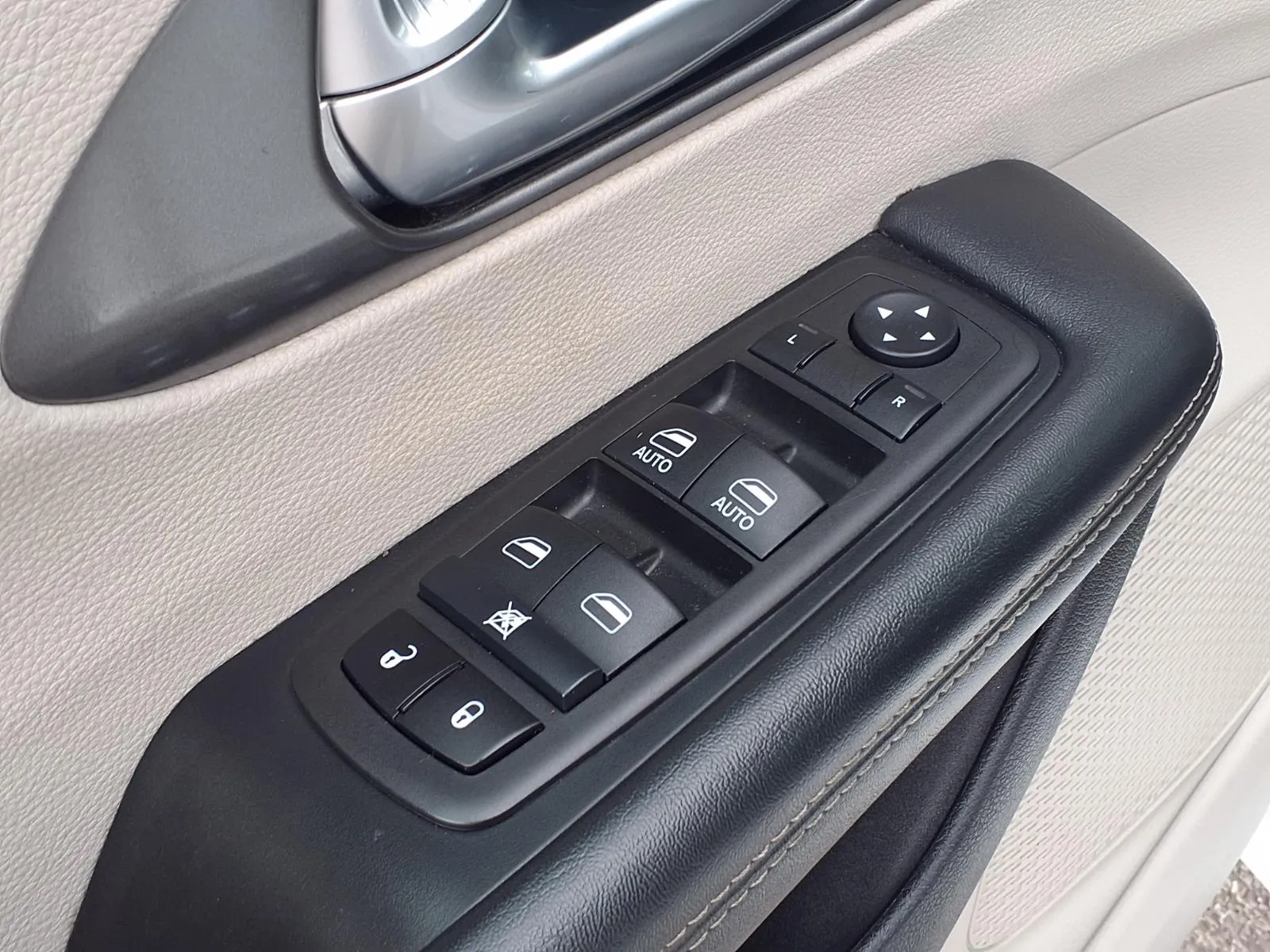Chrysler Pacifica photo 4