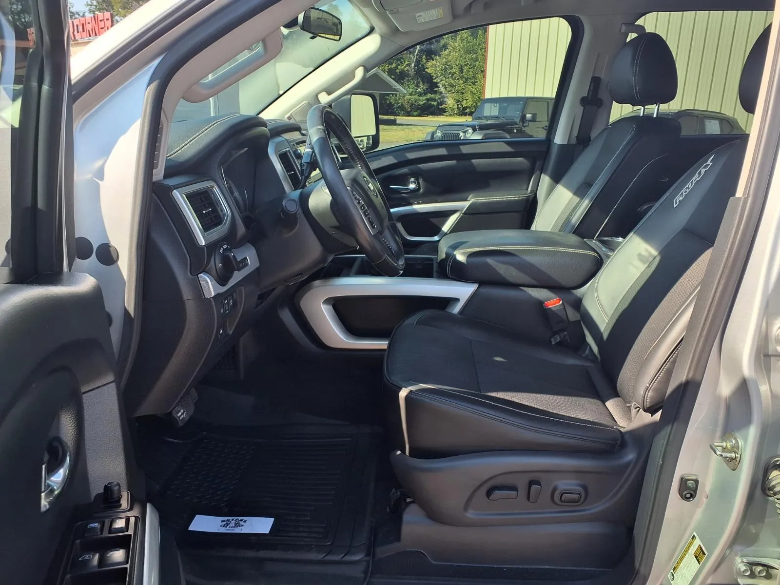 Nissan Titan photo 10