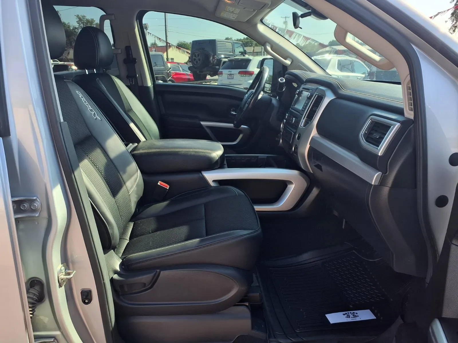 Nissan Titan photo 14