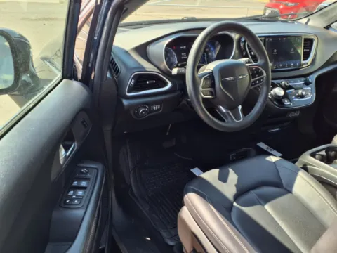 More photos of 2025 CHRYSLER PACIFICA SELECT at Bryan's Car Corner Chickasha, OK
