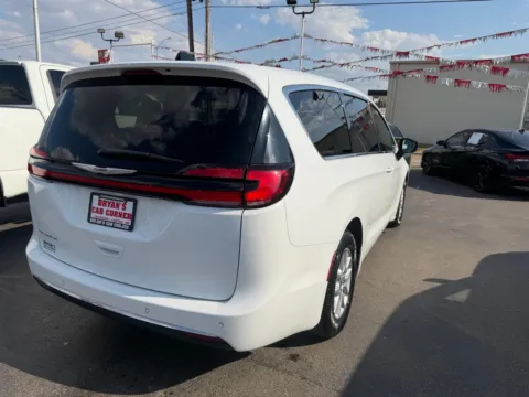 More photos of 2023 CHRYSLER PACIFICA TOURING L at Bryan's Car Corner Chickasha, OK