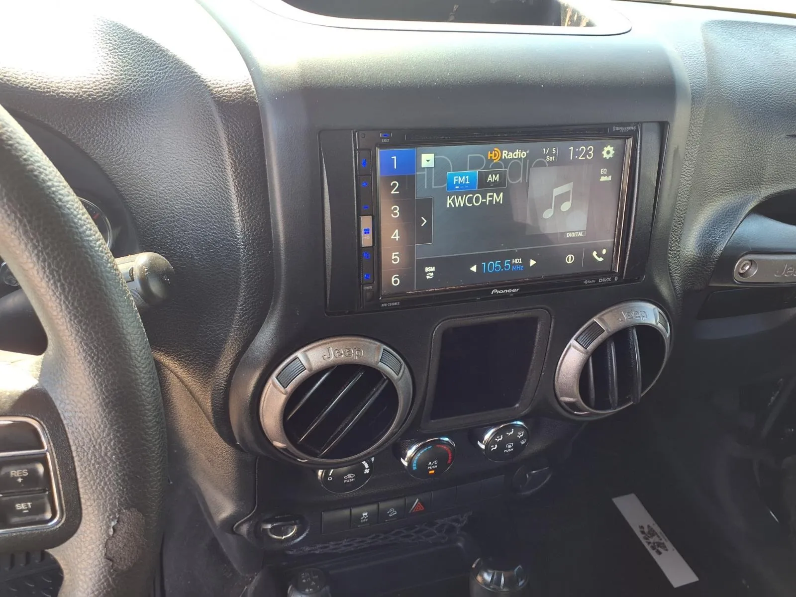 Jeep Wrangler photo 8