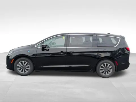 More photos of 2024 Chrysler Pacifica Hybrid Select at Auto Outlets of Farmington, NY
