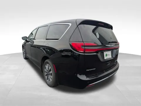More photos of 2024 Chrysler Pacifica Hybrid Select at Auto Outlets of Farmington, NY