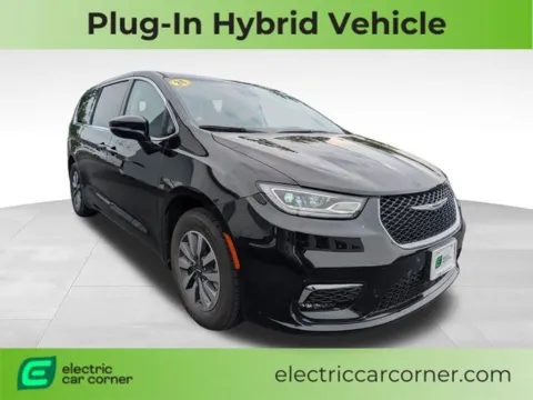Black 2024 Chrysler Pacifica Hybrid Select for sale in Farmington, NY
