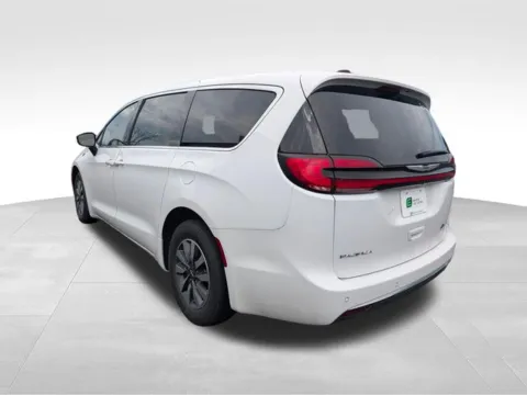 More photos of 2024 Chrysler Pacifica Hybrid Select at Auto Outlets of Farmington, NY
