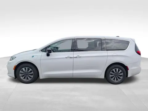More photos of 2024 Chrysler Pacifica Hybrid Select at Auto Outlets of Farmington, NY