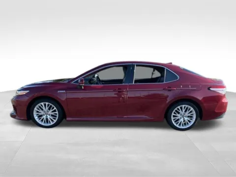 More photos of 2019 Toyota Camry Hybrid XLE at Auto Outlets of Farmington, NY
