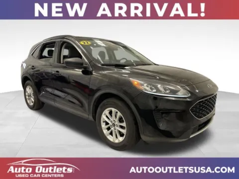 Black 2022 Ford Escape SE for sale in Farmington, NY