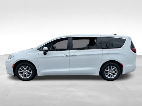 More photos of 2023 Chrysler Pacifica Touring at Auto Outlets of Farmington, NY