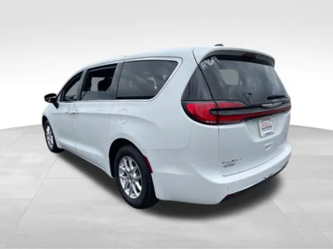 More photos of 2023 Chrysler Pacifica Touring at Auto Outlets of Farmington, NY