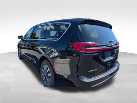 More photos of 2024 Chrysler Pacifica Hybrid Select at Auto Outlets of Farmington, NY