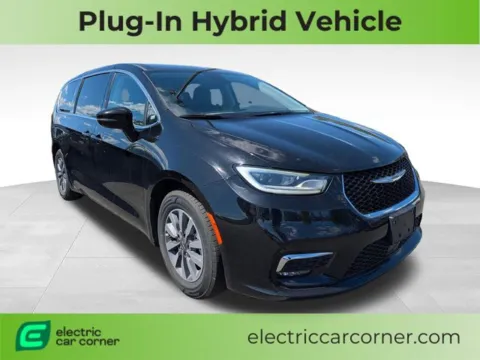 Black 2024 Chrysler Pacifica Hybrid Select for sale in Farmington, NY