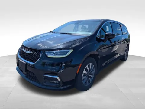 Another view of 2024 Chrysler Pacifica Hybrid Select for sale in Farmington, NY at Auto Outlets of Farmington
