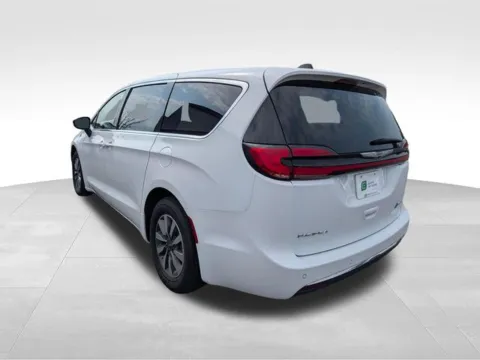 More photos of 2024 Chrysler Pacifica Hybrid Select at Auto Outlets of Farmington, NY