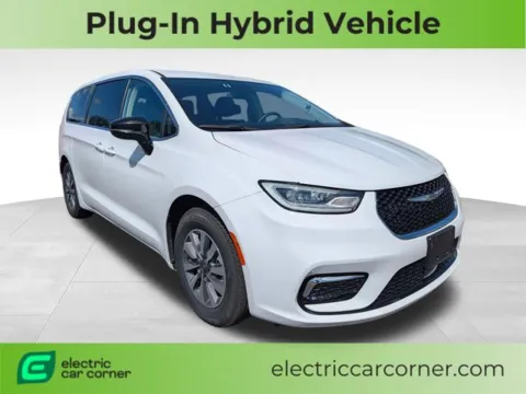 White 2024 Chrysler Pacifica Hybrid Select for sale in Farmington, NY