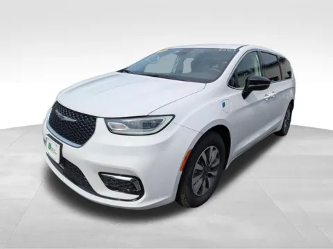 Another view of 2024 Chrysler Pacifica Hybrid Select for sale in Farmington, NY at Auto Outlets of Farmington