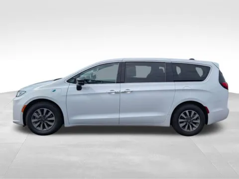 More photos of 2024 Chrysler Pacifica Hybrid Select at Auto Outlets of Farmington, NY